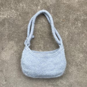 Op de afbeelding: Een set van drie keramische mokken met een gespikkelde, matte afwerking. De mokken zijn in crème, lichtgrijs en donkergrijs. Elke mok heeft een eenvoudig, minimalistisch ontwerp en een afgeronde handgreep.