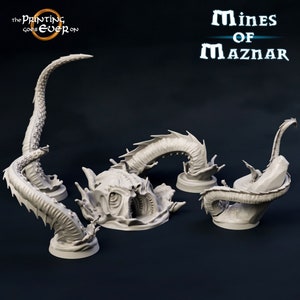 Puede incluir: Un conjunto de cuatro miniaturas impresas en 3D que representan a una criatura monstruosa con m&uacute;ltiples tent&aacute;culos y una boca abierta. La criatura est&aacute; representada en una variedad de posiciones, con algunos tent&aacute;culos enroscados y otros extendidos. Las miniaturas est&aacute;n pintadas en color gris claro y est&aacute;n dise&ntilde;adas para juegos de mesa.