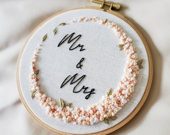 Mr & Mrs Embroidery Art Zeichen | Wanddeko, Geschenk für Verliebte | Ringträger Kissen | Blumenkranz | Anpassbare Farben und Text |