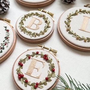 Adornos navideños personalizados / Adornos bordados a mano /