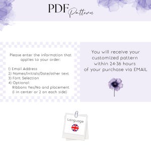 Op de afbeelding: Een digitaal PDF-patroonontwerp met de tekst "PDF Pattern". De afbeelding bevat bestelinstructies, waaronder e-mailadres, namen, lettertypekeuze en lintplaatsing. Er staat ook dat het patroon binnen 24-36 uur per e-mail wordt ontvangen.
