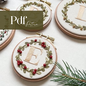Adorno navideño con inicial personalizado / Patrón de bordado para principiantes en PDF / Guía + videotutorial / Corona/ramas de invierno /