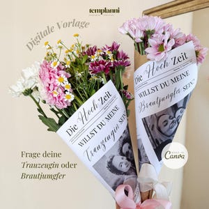 Könnte beinhalten: Zwei Blumensträuße, einer mit weißen, rosa und gelben Blüten, der andere mit rosa Blumen. Jeder Strauß ist in Papier gewickelt, das mit deutschem Text und einem Foto bedruckt ist. Der Text lautet "Die Hoch Zeit" und "WILLST DU MEINE Trauzeugin SEIN?" und "Brautjungfer SEIN?"