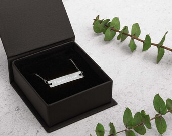 Collar de cadena con colgante grabado en plata