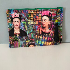 Boho Damen Clutch, Frida Kahlo gemusterte handgemachte Clutch Tasche mit mexikanischen Frauen und floralem Kopf auf türkisem Hintergrund, Stoff clutch