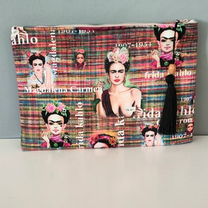Boho Damen Clutch, Frida Kahlo gemusterte handgemachte Clutch Tasche mit mexikanischen Frauen und floralem Kopf auf türkisem Hintergrund, Stoff clutch