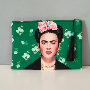 Boho Women's Clutch, bolso clutch estampado de Frida Kahlo hecho a mano con mujer mexicana y cabeza floral sobre fondo turquesa, Clutch de tela