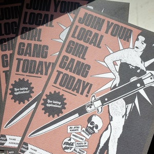 Puede incluir: Un p&oacute;ster rosa y negro con el texto "&Uacute;nete a tu pandilla de chicas local hoy!" y una ilustraci&oacute;n de una mujer sosteniendo un cuchillo. El p&oacute;ster tambi&eacute;n incluye una lista de actividades, que incluyen Jiu Jitsu, Karate, Boxeo, Lucha y haza&ntilde;as de fuerza y equilibrio de manos.