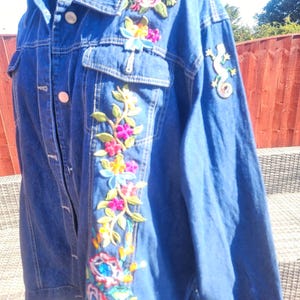 Hecho con amor por Annie, una chaqueta vaquera extragrande única en su tipo, azul y floral, adornada con flores, bordada y con cuentas.