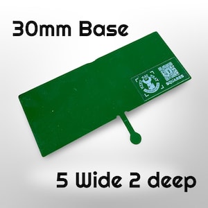 Puede incluir: Base rectangular verde oscuro, 30 mm en la base, 5 de ancho y 2 de profundidad. Tiene una peque&ntilde;a pesta&ntilde;a con un extremo circular. El texto "30mm Base" y "5 wide 2 deep" se muestran en negro. Una pegatina con texto y un c&oacute;digo QR est&aacute; en la parte superior derecha.