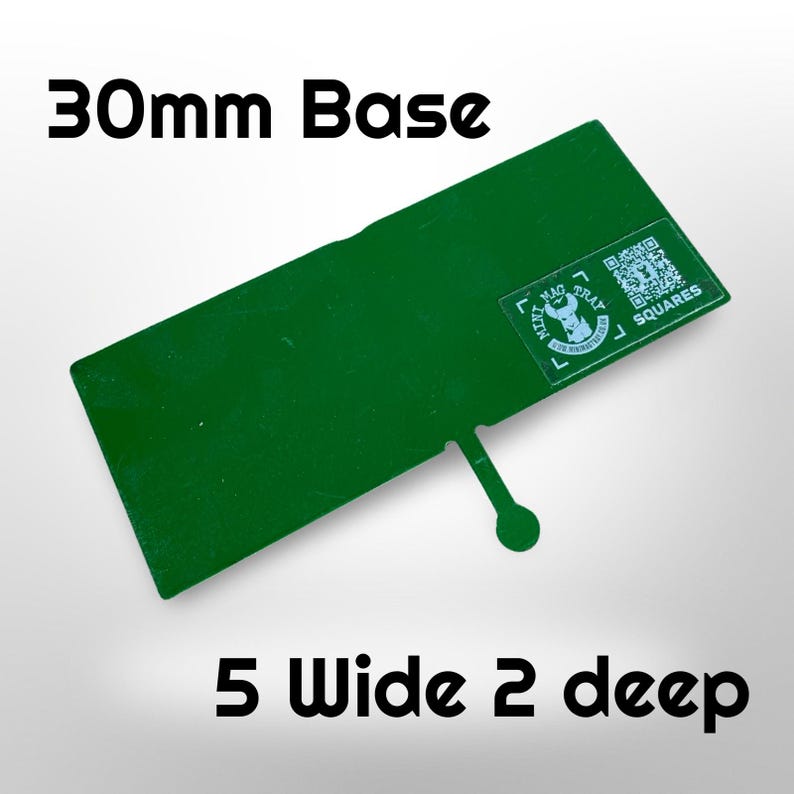 Puede incluir: Base rectangular verde oscuro, 30 mm en la base, 5 de ancho y 2 de profundidad. Tiene una peque&ntilde;a pesta&ntilde;a con un extremo circular. El texto "30mm Base" y "5 wide 2 deep" se muestran en negro. Una pegatina con texto y un c&oacute;digo QR est&aacute; en la parte superior derecha.