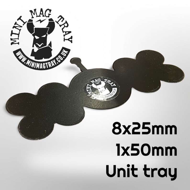 K&ouml;nnte beinhalten: Schwarzes Unit-Tablett mit einer einzigartigen wolkenartigen Form. Das Tablett hat einen kleinen Griff und ein rundes Logo mit dem Text "MINI MAG TRAY". Die Abmessungen sind 8 x 25 mm und 1 x 50 mm.