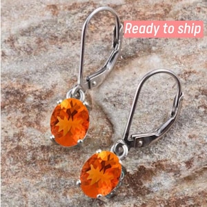 Könnte beinhalten: Ein Set aus drei Keramikbechern mit gesprenkelter, matter Oberfläche. Die Becher sind in Creme-, Hellgrau- und Dunkelgrautönen gehalten. Jeder Becher hat ein schlichtes, minimalistisches Design, ideal für Kaffee oder Tee.