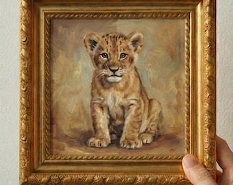 Handgemachte Löwenjunges Gemälde | Baby Löwe Wandkunst | Kleines handgemaltes Gemälde von Wildtiere | Kinderzimmer Safari Dekor | Mini Kunst | Geschenk für Tierliebhaber