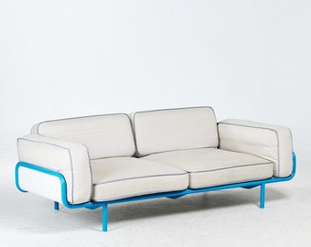 Nike Karlsson Sofa , „IKEA PS“, 2012, blau lackiertes Metallgestell, lose Sitze mit Textilpolsterung