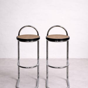 Juego de 2 taburetes de bar vintage con estructura cromada y asiento de mimbre vienés | Años 70 | Estilo Bauhaus/Era Espacial