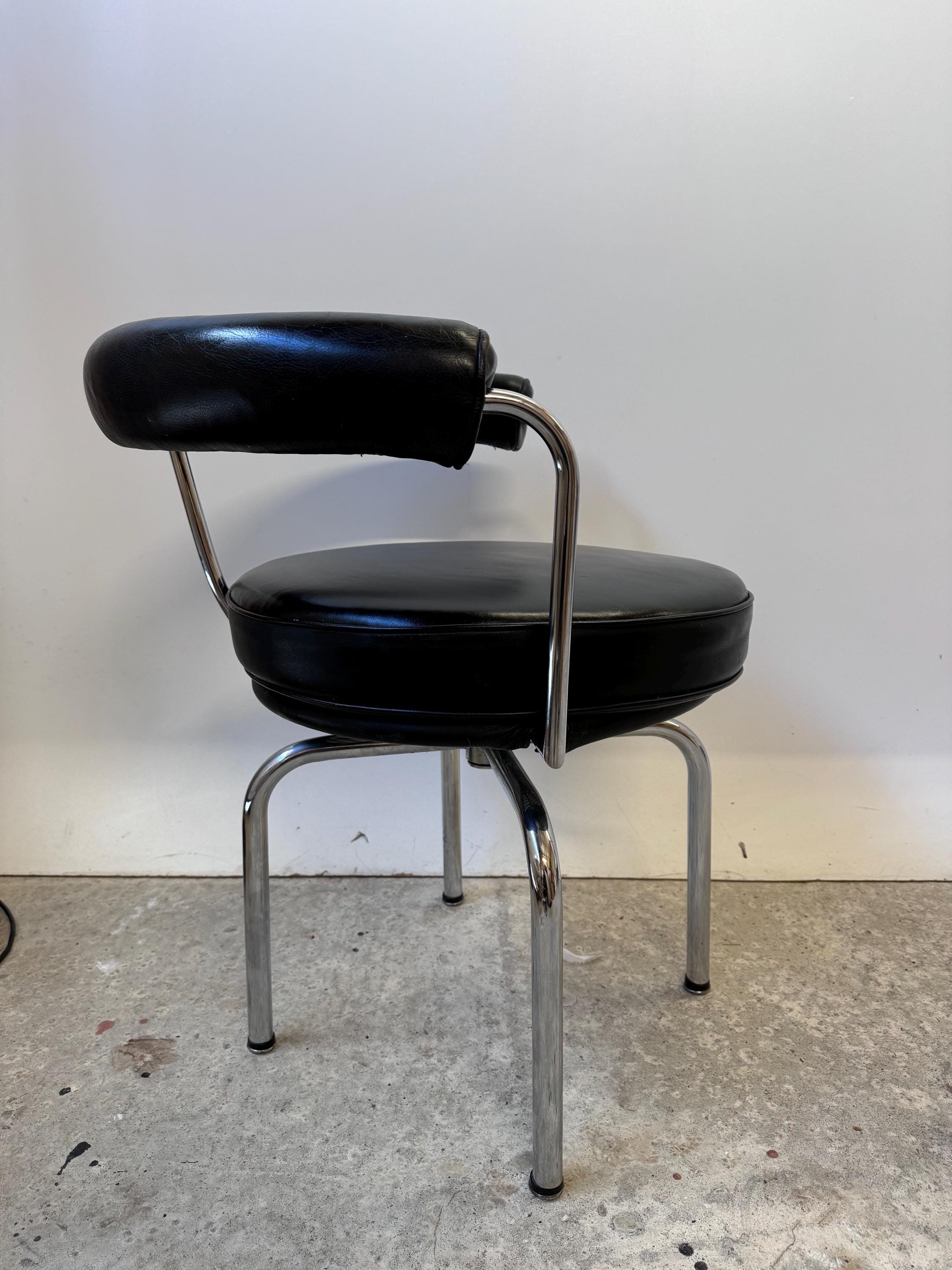 GMHN130A○Le Corbusier LC7 SWIVEL ARMCHA GMHN130A○Le Corbusier LC7 SWIVEL ARMCHA