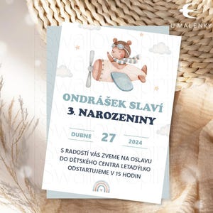 Puede incluir: Tarjeta de invitación azul claro con el texto "Ondrášek Slaví 3. Narozeniny" y la fecha "27 de abril de 2024". La tarjeta presenta una ilustración de un oso en un avión y un arcoíris.