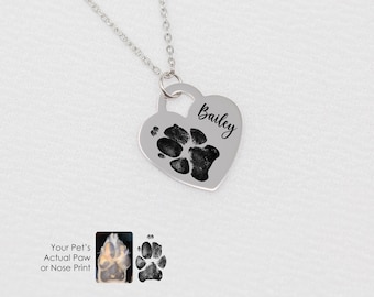 Puede incluir: Collar con colgante de corazón plateado con una huella de pata negra y el nombre "Bailey" grabado en él.