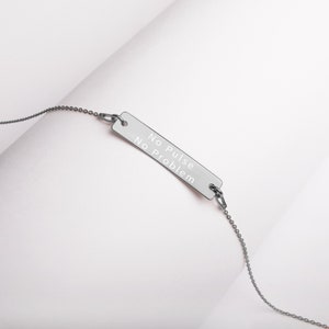 Op de afbeelding: Een zilveren ketting met een rechthoekige hanger met de tekst "No Pulse No Problem".