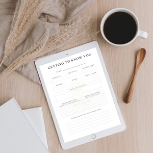Pode incluir: Um tablet branco com uma tela preta exibindo um formulário "Getting to Know You" com campos para nome, cargo, empresa, telefone, e-mail, departamento, cidade, estado, datas importantes, nomes importantes, maneiras de entrar e sair e projetos envolvidos juntos.