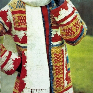 Könnte beinhalten: Eine Frau trägt eine rot-weiß-blaue gehäkelte Jacke mit einem weißen gehäkelten Schal und einer passenden Mütze. Die Jacke hat ein geometrisches Muster und der Schal hat Fransen.