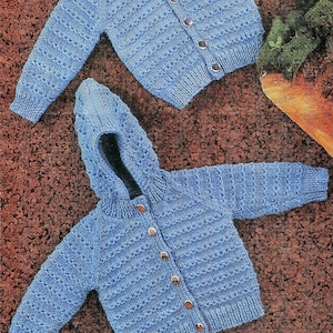 Può includere: Due cardigan di maglia blu con chiusura a bottoni. Un cardigan ha un cappuccio.
