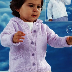 Könnte beinhalten: Ein helllila gestrickter Cardigan mit Kapuze, Knöpfen und Taschen. Der Cardigan wird von einem Kind getragen.