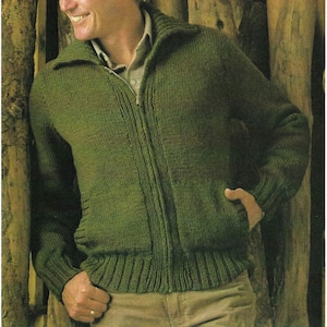 Può includere: Una giacca verde in maglia con zip, collo e polsini a costine.
