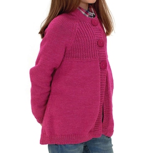 Könnte beinhalten: Ein rosa gestrickter Cardigan mit Knopfleiste und langen Ärmeln. Der Cardigan hat eine gerippte Struktur und eine leicht taillierte Silhouette.