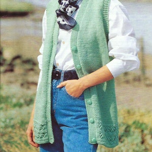 Puede incluir: Una mujer lleva un chaleco de punto verde claro con una camisa blanca y unos vaqueros azules. Lleva una bufanda de lunares negros y blancos alrededor del cuello.