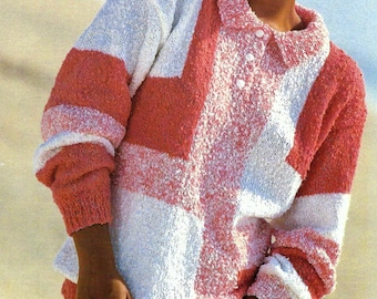 Könnte beinhalten: Ein gestreifter Pullover in Rosa und Weiß mit Kragen und Knopfleiste. Der Pullover ist aus weichem, strukturiertem Garn gefertigt.