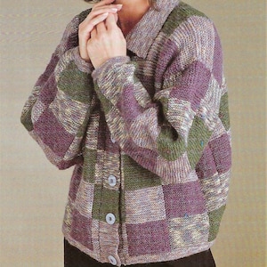 Puede incluir: Un cárdigan con botones de estilo patchwork en tonos morado, verde y beige. El suéter tiene cuello y mangas largas. Los botones son de color azul claro. El diseño general es una mezcla de cuadrados y rayas.