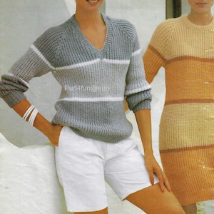 Peut inclure: Deux femmes portant des pulls en tricot rayés. Le pull à gauche est gris avec des rayures blanches et un col en V. Le pull à droite est jaune avec des rayures orange et brunes.
