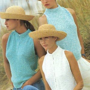 Puede incluir: Tres personas con sombreros de paja y tops de punto sin mangas. Los tops son de color azul claro y blanco con un aspecto texturizado y una cremallera. La imagen incluye el texto "EASY KNIT" y medidas de 76-102cm.