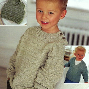 Könnte beinhalten: Ein kleiner Junge trägt einen hellbraunen Strickpullover mit einem Knopfdetail an der Schulter. Der Pullover hat ein gestreiftes Muster. Der Junge lächelt und schaut in die Kamera. Das Bild enthält ein kleineres Bild einer grünen Strickweste.