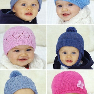 Op de afbeelding: Zes verschillende gebreide baby mutsen in blauw en roze. De mutsen hebben verschillende ontwerpen, waaronder strepen, kabelbreien en kant.