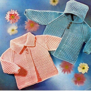 Puede incluir: Dos chaquetas de punto para bebé, una rosa con cuello y botones, y otra azul con capucha y botones.