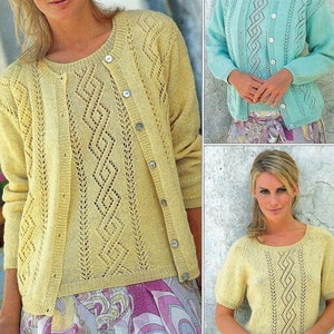 Pode incluir: Um conjunto de duas blusas de malha com um padrão de renda em forma de diamante. O casaco é amarelo e tem botões na frente. A blusa é amarela e tem mangas curtas. O texto "INCLUDES LARGE SIZES" é visível no canto inferior direito da imagem.