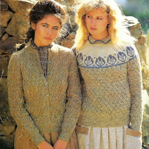 Peut inclure: Deux femmes portant des pulls en tricot. La femme de gauche porte un cardigan en tricot marron à câble avec des boutons. La femme de droite porte un pull marron avec un col en dentelle blanc et bleu.