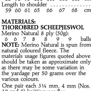 Op de afbeelding: Een breipatroon met afmetingen in cm voor borstomvang, werkelijke kledingmaat en schouderlengte. Het beschrijft materialen zoals Merino Natural wol en naalddiktes, met details over de stekenverhouding.