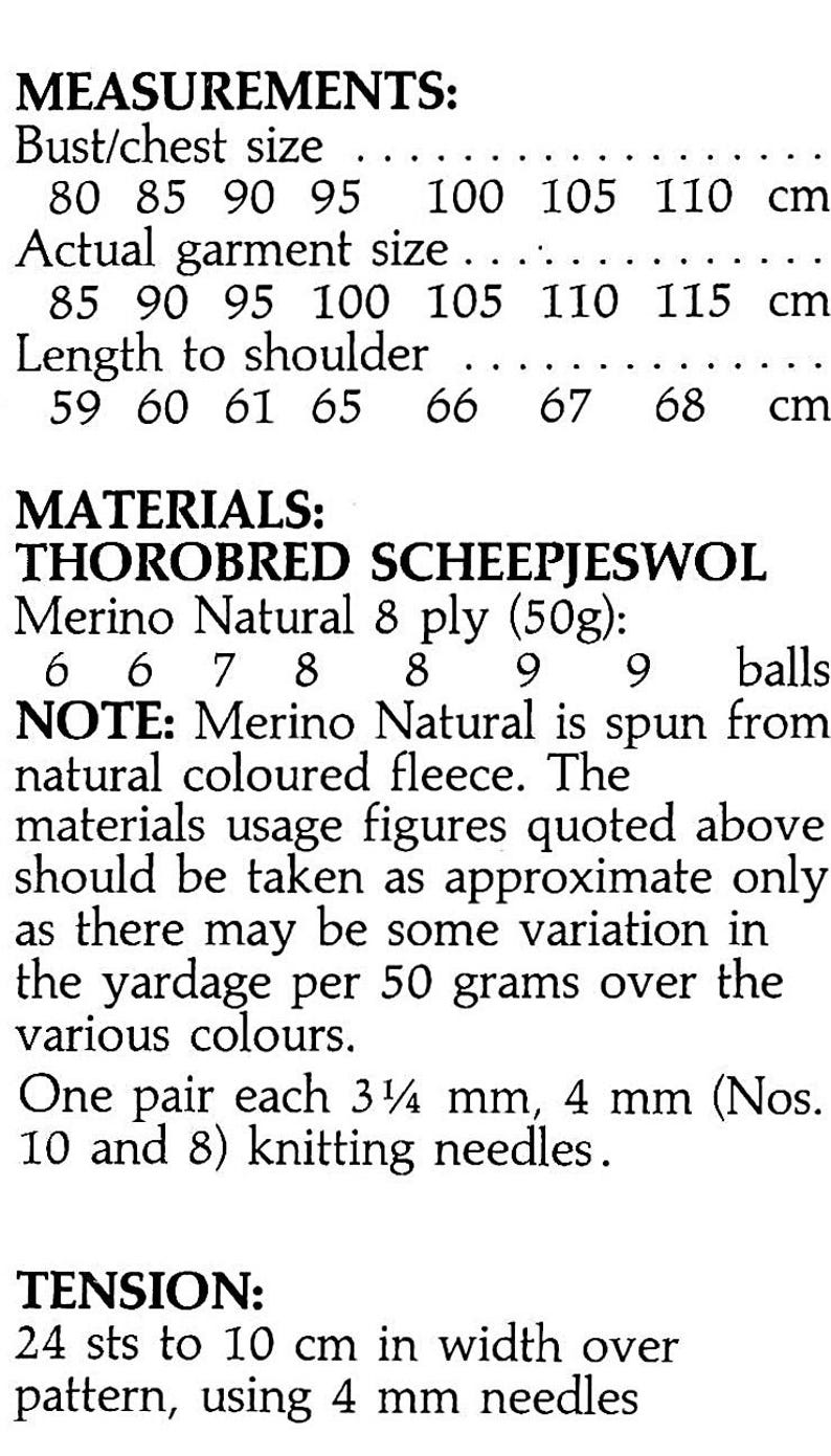 Op de afbeelding: Een breipatroon met afmetingen in cm voor borstomvang, werkelijke kledingmaat en schouderlengte. Het beschrijft materialen zoals Merino Natural wol en naalddiktes, met details over de stekenverhouding.