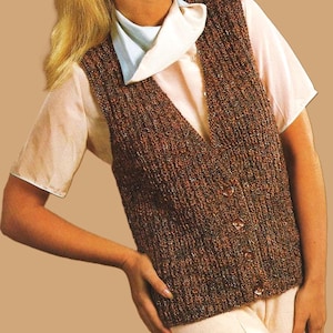 Könnte beinhalten: Eine braune und goldene Strickweste mit V-Ausschnitt und Knopfleiste.