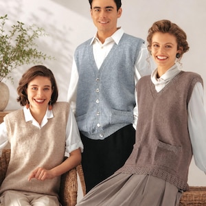 Peut inclure: Trois personnes portant des gilets en tricot de couleurs beige, bleu et marron. Chaque gilet a une encolure en V et une poche. Ils portent des chemises blanches en dessous. Le fond est un mur blanc uni.