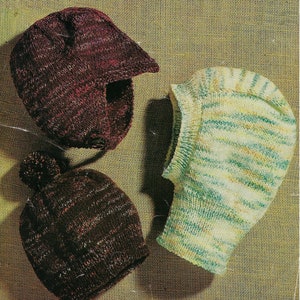 Peut inclure: Trois bonnets en tricot de styles et de couleurs différents. Un bonnet est un bonnet bordeaux avec une visière, un autre est un bonnet brun rayé avec un pompon et le troisième est un bonnet rayé vert et jaune avec un long rabat.