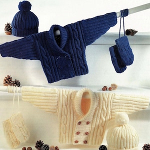 Puede incluir: Dos conjuntos de punto para bebé, uno en azul y otro en crema. Cada conjunto incluye un cárdigan, un gorro y guantes.