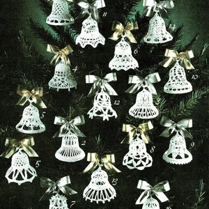 Może przedstawiać: Choinka ozdobiona 16 białymi, szydełkowymi dzwonkami z złotymi i srebrnymi kokardkami. Dzwonki są ponumerowane od 1 do 16.