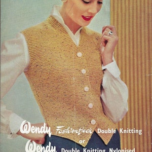 Peut inclure: Un gilet en tricot jaune avec un col blanc et des boutons. Le gilet est en laine Wendy Fashion Fleck Double Knitting ou Wendy Double Knitting Nylonised.