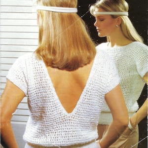 Puede incluir: Top blanco de crochet con cuello en V profundo y mangas cortas. El top tiene un diseño de espalda abierta.