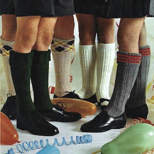 Puede incluir: Un grupo de personas con calcetines hasta la rodilla de varios colores y diseños, combinados con zapatos negros. Los calcetines incluyen diseños de rombos, acanalados y de punto abierto. Decoraciones de fiesta, como globos y serpentinas, están dispersas.